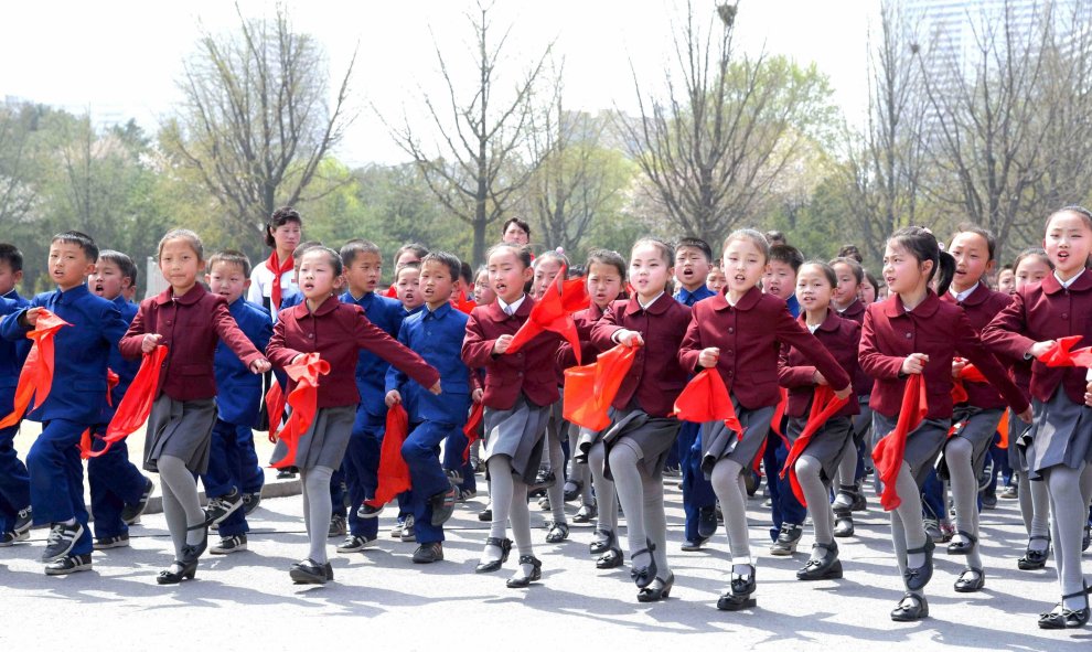 Niños bailan para conmemorar el aniversario del nacimiento del lider de Corea del Norte Kim Il Sung en Pyongyang. REUTERS