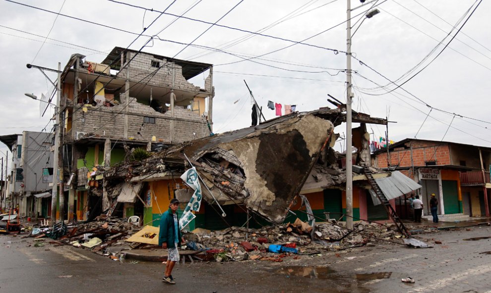 Un hombre frente a un edificio derruido tras el terremoto en Ecuador. EFE