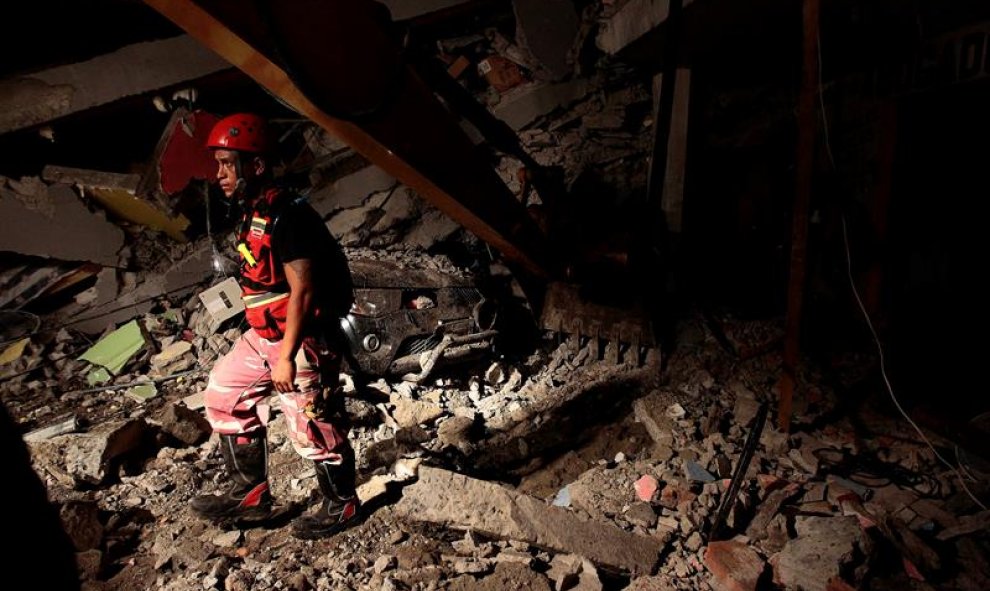 Efectivos de los equipos de rescate trabajan bajo los escombros de viviendas de Pedernales (Ecuador). EFE/José Jácome