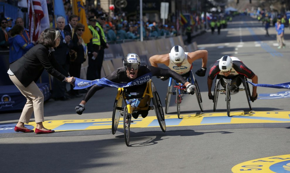 Marcel Hug de Suiza cruza la línea de meta y se proclama vencedor de la modalidad en silla de ruedas de la maratón de Boston, Massachusetts.  REUTERS/Brian Snyder