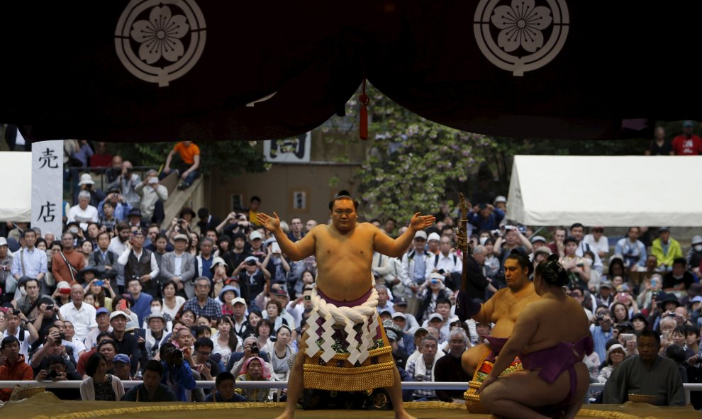 Yokozuna Hakuho, gran campeón de sumo mongol, realizando su ceremonia de entrada al ring durante el torneo anual ceremonial 'Honozumo' dedicado al Santuario Yasukuni en Tokio, Japón. REUTERS/Yuya Shino