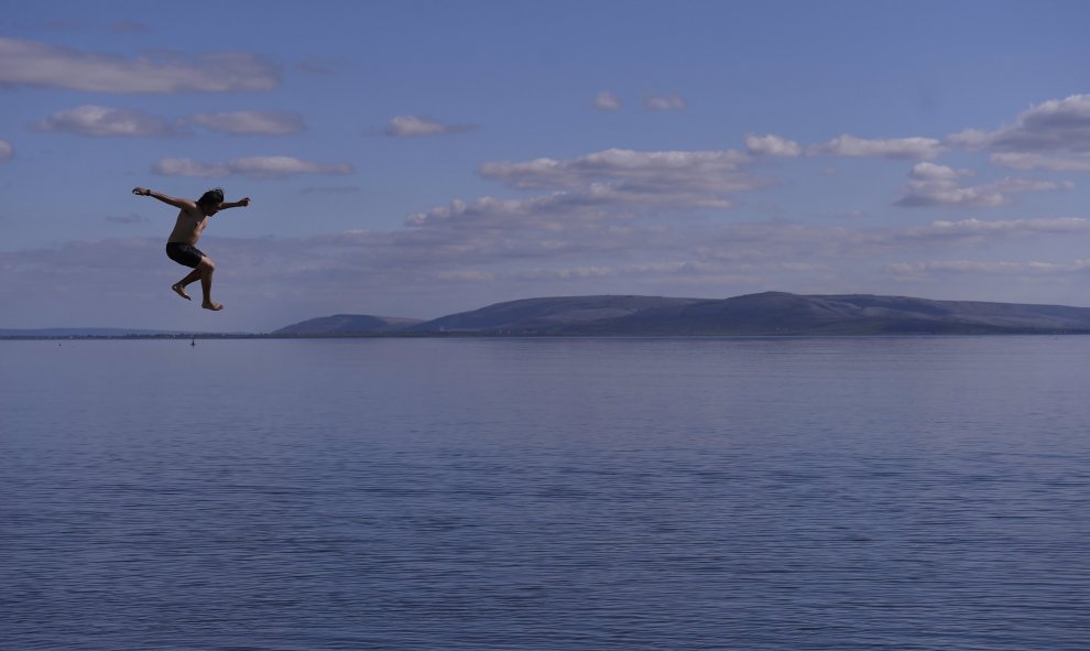 Un joven salta al agua en la playa de Salthill en Galway, Irlanda. REUTERS/Clodagh Kilcoyne