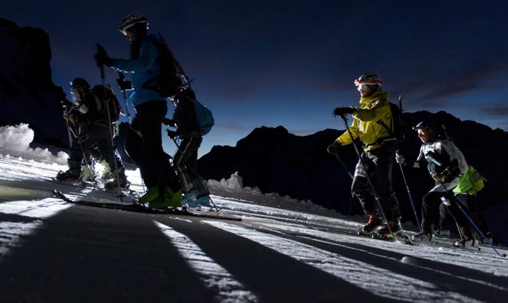 Competidores participan en la carrera 'Patrulla de los Glaciares' cerca de Arolla, Suiza. EFE/Anthony Anex