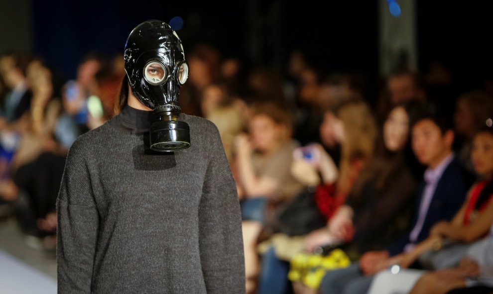 Una modelo viste una máscara de gas como parte de creación de la casa de diseño de Abzal  durante la semana de la moda de Kazajstán. REUTERS/Shamil Zhumatov