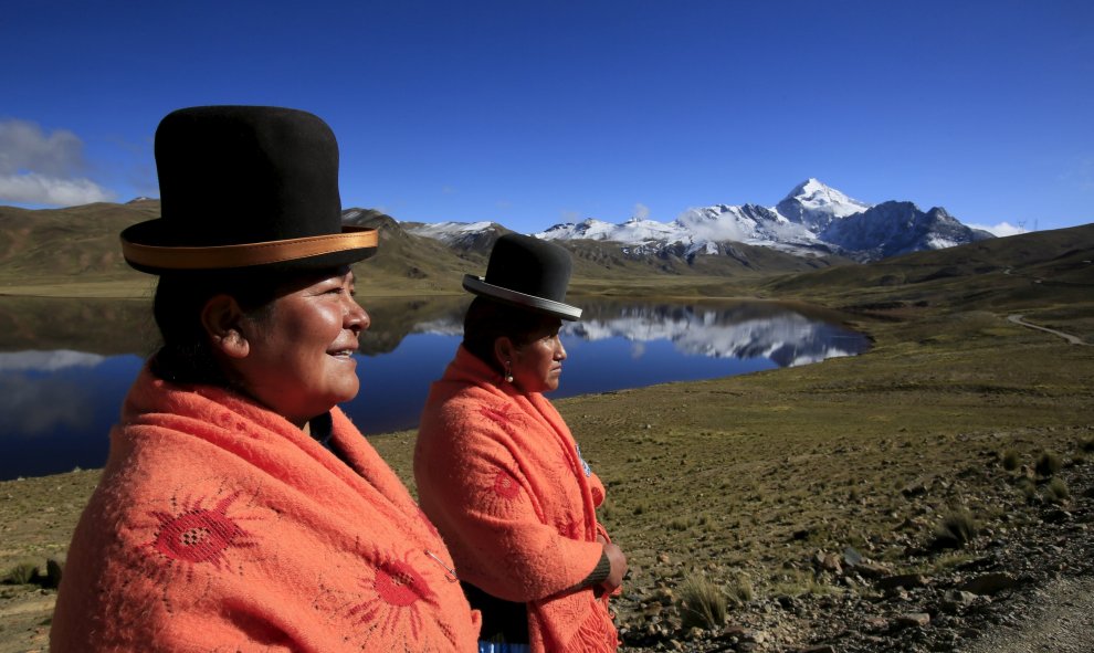 Las indígenas Lidia Huayllas (izquierda) y Dora Magueno contemplan el Lago Milluni. REUTERS/David Mercado