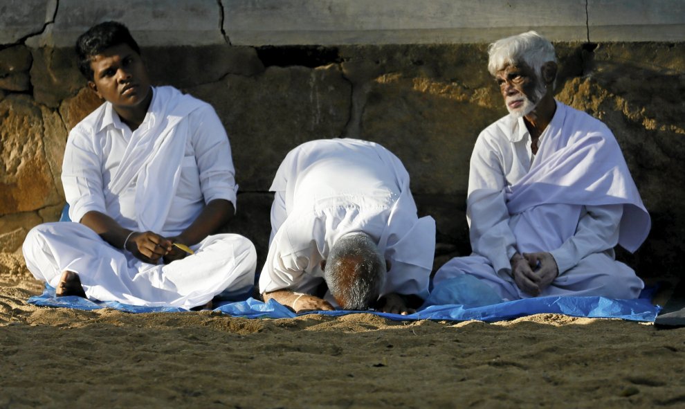 Unos devotos budistas rezan delante del el árbol sagrado de Bo de Anuradhapura (Sri Maha Bodhi). REUTERS/Dinuka Liyanawatte