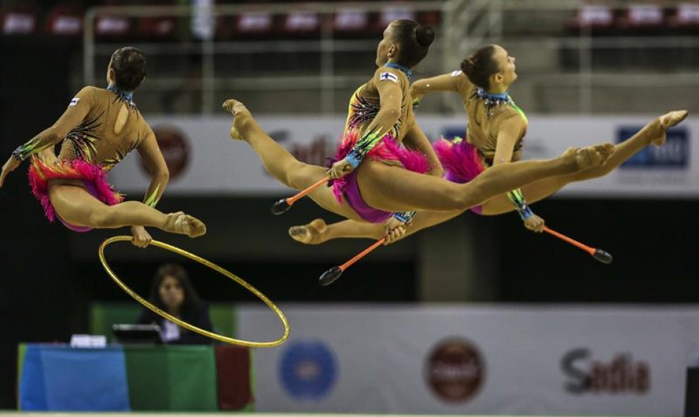 El equipo de Finlandia participa en la ronda clasificatoria de gimnasia rítmica por equipos del Torneo Preolímpico de Gimnasia, en la Arena Olímpica de Río de Janeiro (Brasil). EFE/Antonio Lacerda