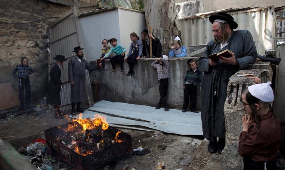 Judíos ultraortodoxo queman pan leudado durante la celebración del Pésaj, la Pascua judía, en el área de Mea Shearim en Jerusalén, Israel. EFE/Abir Sultan