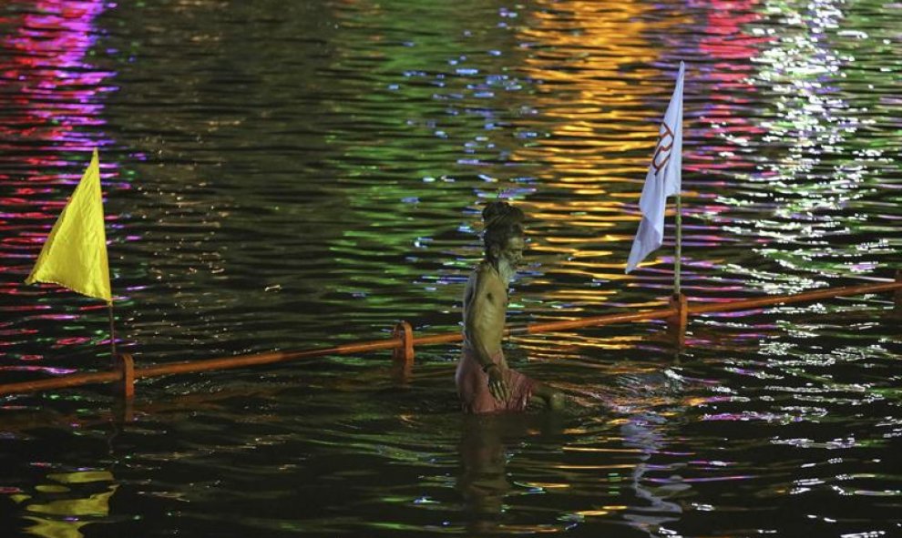 Naga Sadhus o ascetas hindúes toman un baño sagrado en el río Shipra durante la celebración del festival de Kumbh Mela en Ujjain, a unos 180 km de Bhopal, India. EFE/Sanjeev Gupta