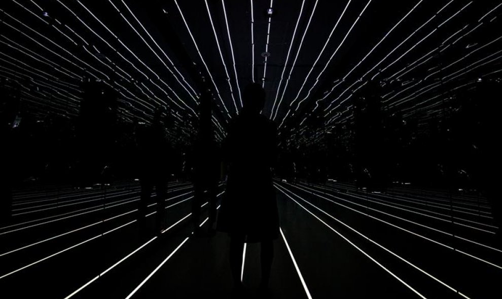 Imagen de la silueta de varias personas que visitan una sala caleidoscópica en el observatorio Sky Circus en Tokio, Japón. EFE/Franck Robichon