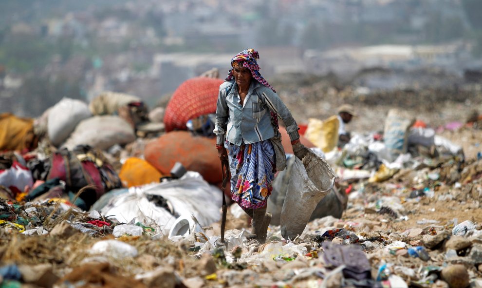 Una mujer recoge reciclables de un basurero en Nueva Delhi, India. REUTERS/Anindito Mukherjee