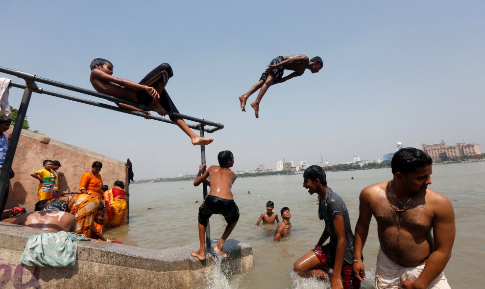 Unos muchachos saltan en el río Ganges para refrescarse en un día caluroso de verano en las afueras de Calcuta, India. REUTERS/Rupak De Chowdhuri