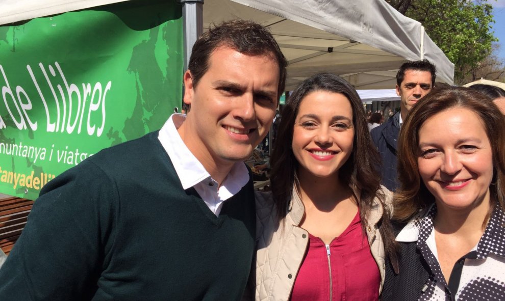 El presidente de Ciudadanos, Albert Rivera, y la líder en Catalunya, Inés Arrimadas, en la Feria del libro de Barcelona. /CIUDADANOS