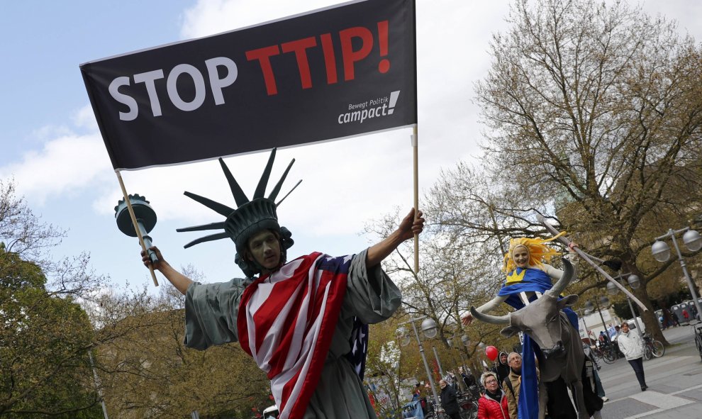 Los manifestantes representan a EEUU y a Europa durante la manifestación en contra el TTIP. REUTERS/Kai Pfaffenbach