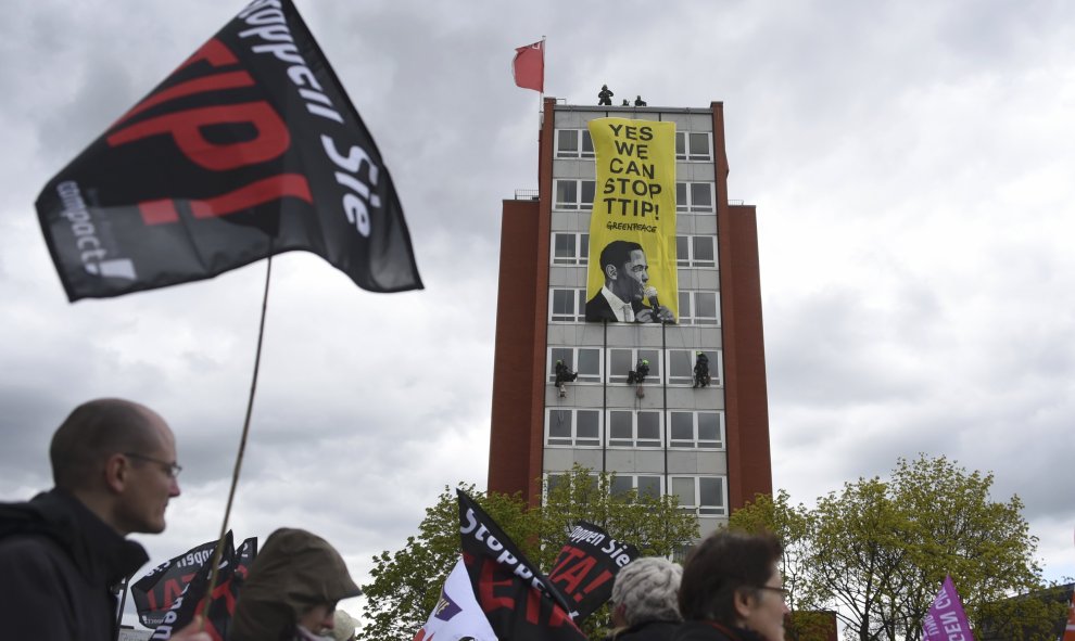 Pancarta con la frase "Sí, podemos parar en TTIP", en un edificio de Hannover. REUTERS/Nigel Treblin