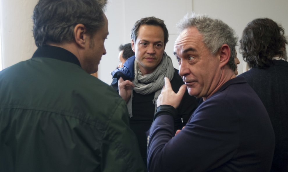 El cocinero Ferrán Adriá (d) conversa con los hermanos Sergio y Javier Torres antes de firmar libros durante la tradicional fiesta de Sant Jordi. EFE/Quique García