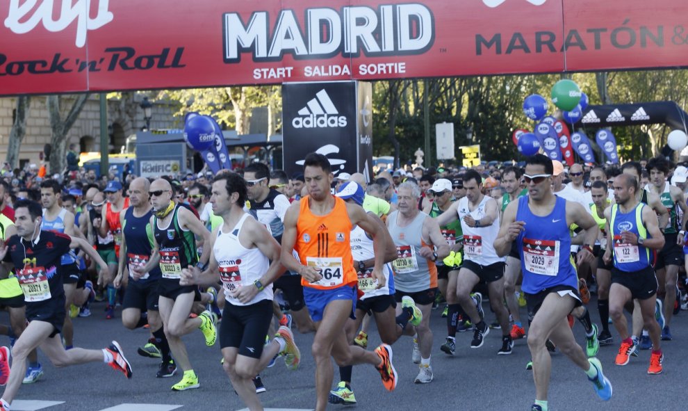 Las calles de Madrid se han convertido en la inmensa pista atlética que acoge el 39 Maratón Popular de Madrid, en el que 33.611 deportistas participan en sus tres pruebas de 42 kilómetros (maratón), 21 kilómetros (media maratón) y 10 kilómetros..En la fot