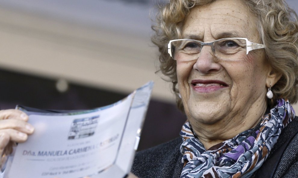 La alcaldesa de Madrid, Manuela Carmena, ha sido nombrada "maratoniana de honor" por la entidad organizadora de la 39 edición del Maratón de Madrid poco antes de que ella misma dira la salida a esta prueba. EFE/Fernando Alvarado