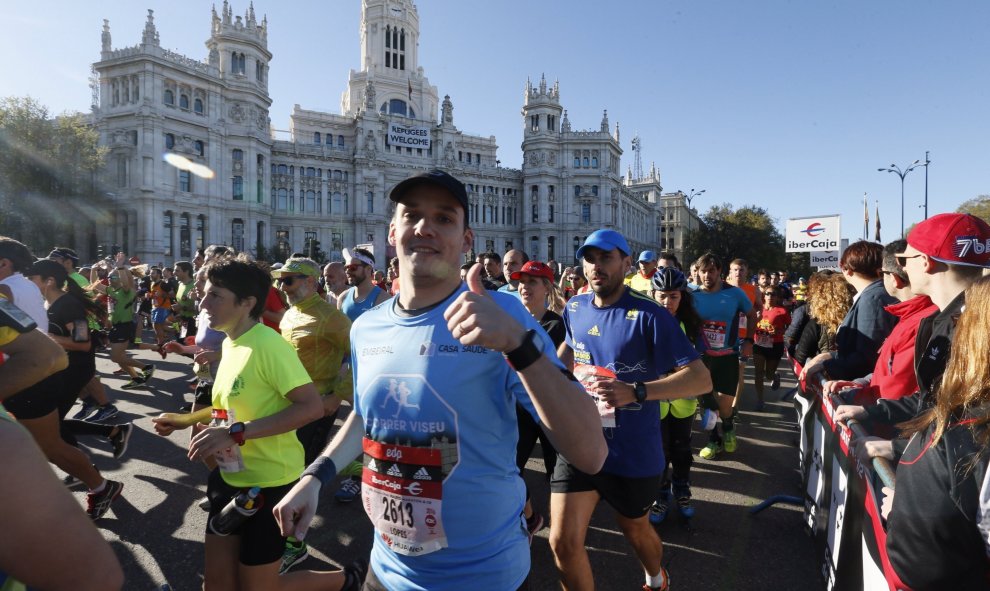 Los corredores de la 39 edición de la maraton de Madrid salen de la plaza de la Cibeles, junto a la sede del Ayuntamiento de la capital. EFE/Fernando Alvarado