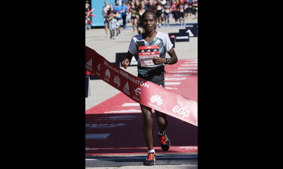 La etíope Askale Alemayehu , a su llegada como vencedora a la meta de la 39 Maratón Popular de Madrid con un tiempo de 2:33:08. EFE/Fernando Alvarado