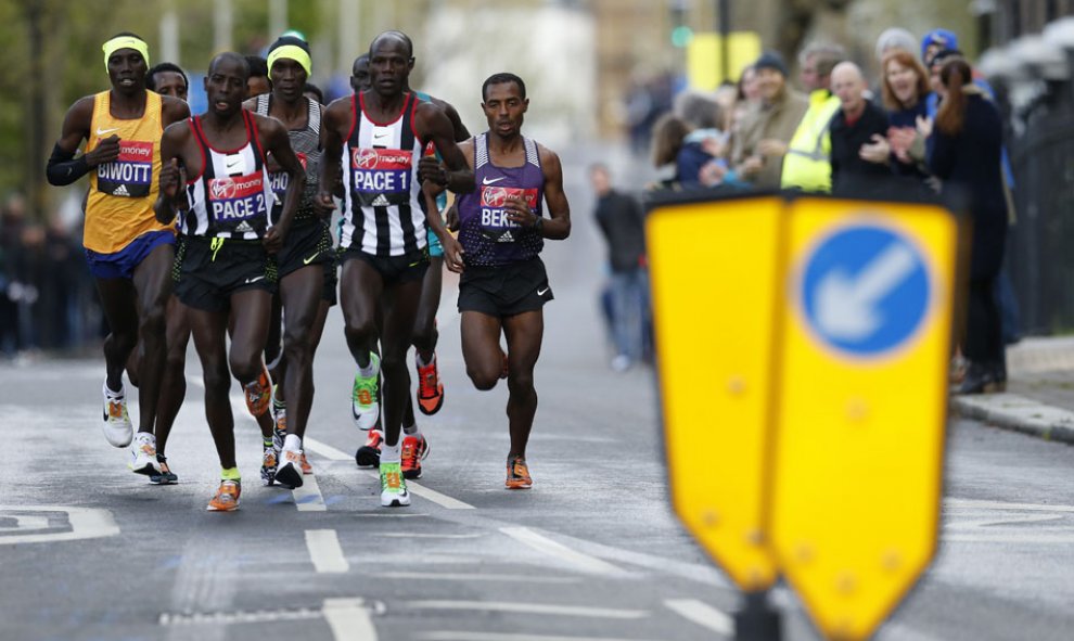 El corredor etíope Kenenisa Bekele al frente de un grupo de corredores en la maraton de Londres. REUTERS / Andrew Boyers