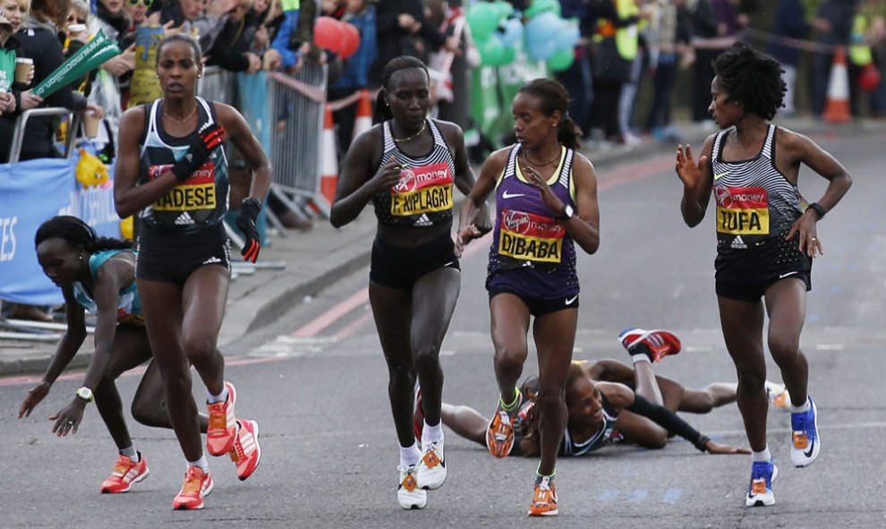 Las corredoras etíopes Mare Dibaba, Tigist Tufa, Kenya's Florence Kiplagat, y Feyse Tadese durante la maraton de Londrs, mientras detrás de ellas cae la keniata Jemima Sumgong. REUTERS / Peter Cziborra