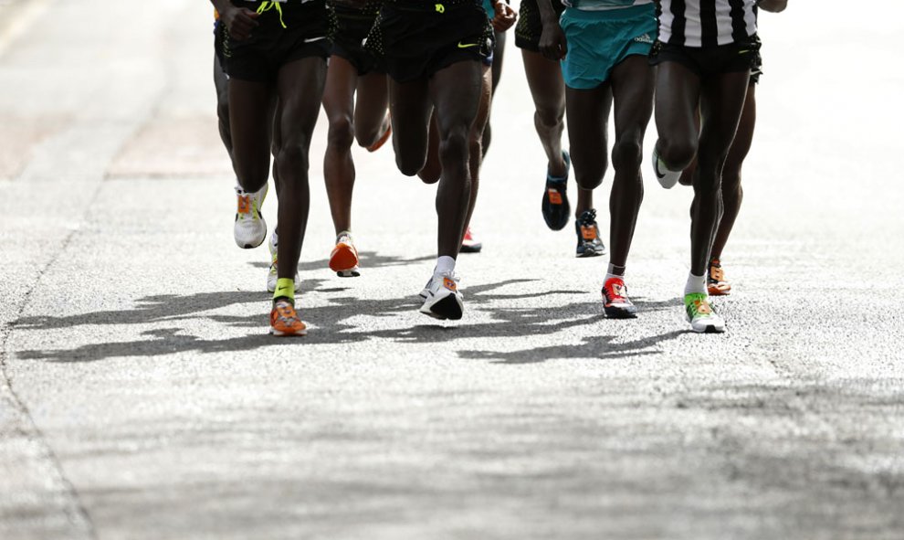 Detalle de los corredores de la maratón de Londres. REUTERS /Andrew Boyers