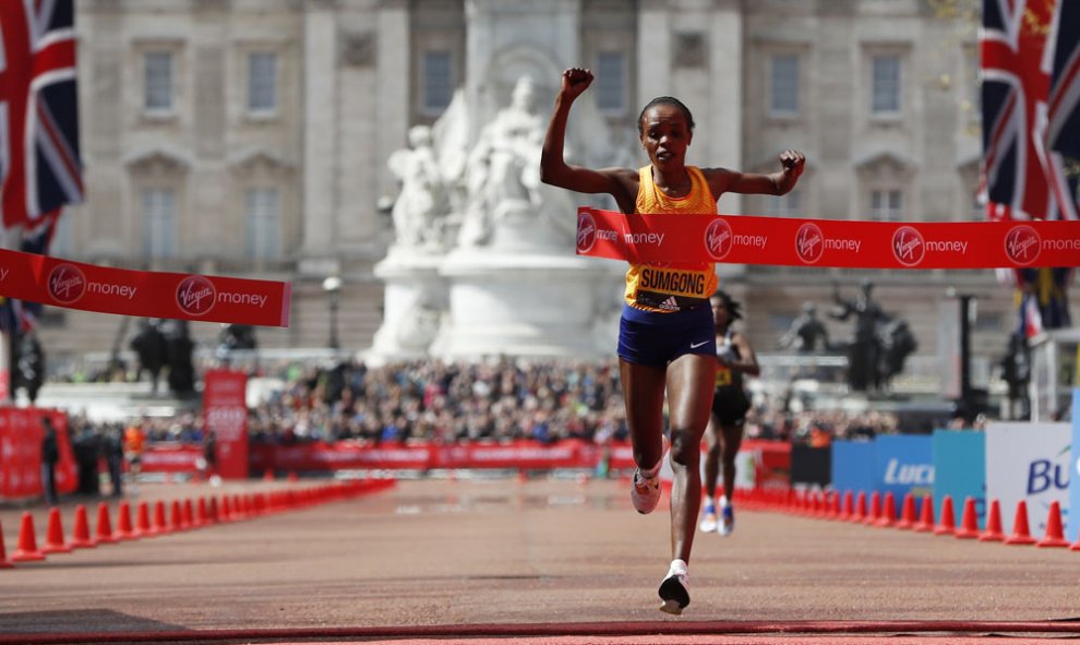 La corredora keniata Jemima Sumgong atraviesa la linea de meta como ganadora de la maratón de Londres. REUTERS / Paul Childs