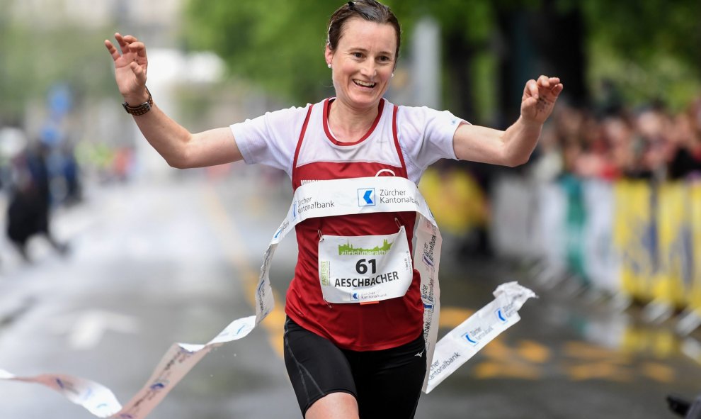 La suiza Daniela Aeschbacher atraviesa la meta como ganadora del maratón de Zurich. EFE/EPA/VALERIANO DI DOMENICO