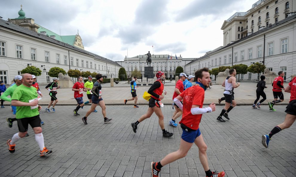 Los participantes de la maratón de Varsovia pasan por la Plaza Presidencial de la capital polaca. EFE/EPA/MARCIN OBARA