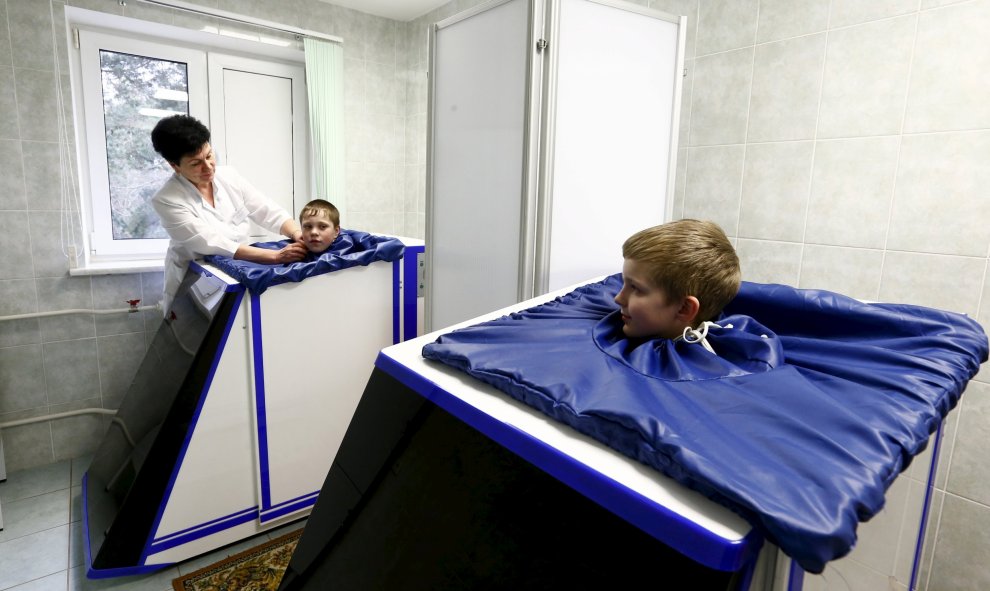 Unos niños viven de forma permanente en el territorio contaminado con radionucleidos después del accidente de Chernóbil. Minsk, Bielorrusia. REUTERS/Vasily Fedosenko