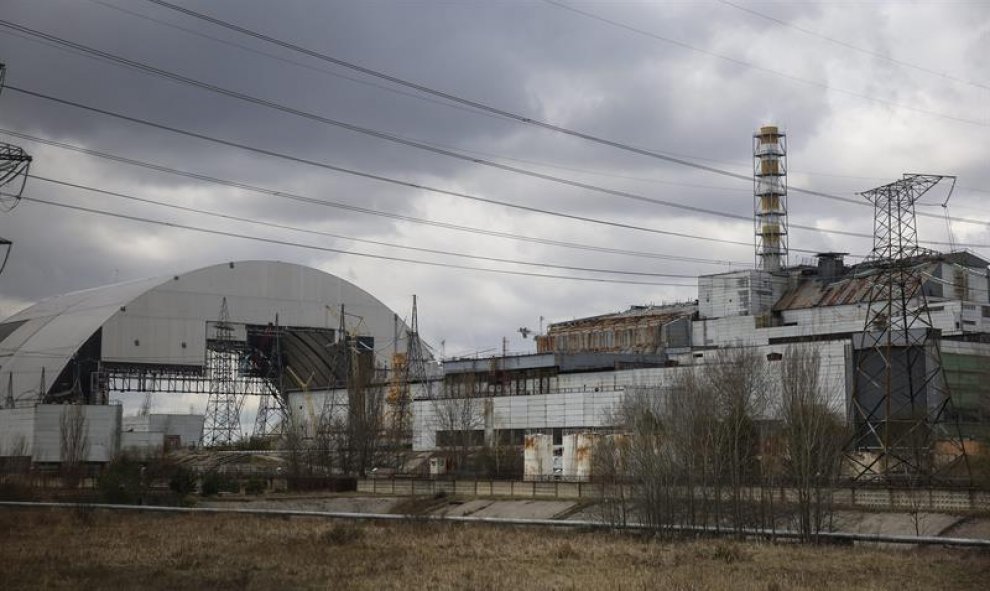 Vista general de la construcción de un sarcófago en la central nuclear de Chernóbil, Ucrania. EFE/Roman Pilipey