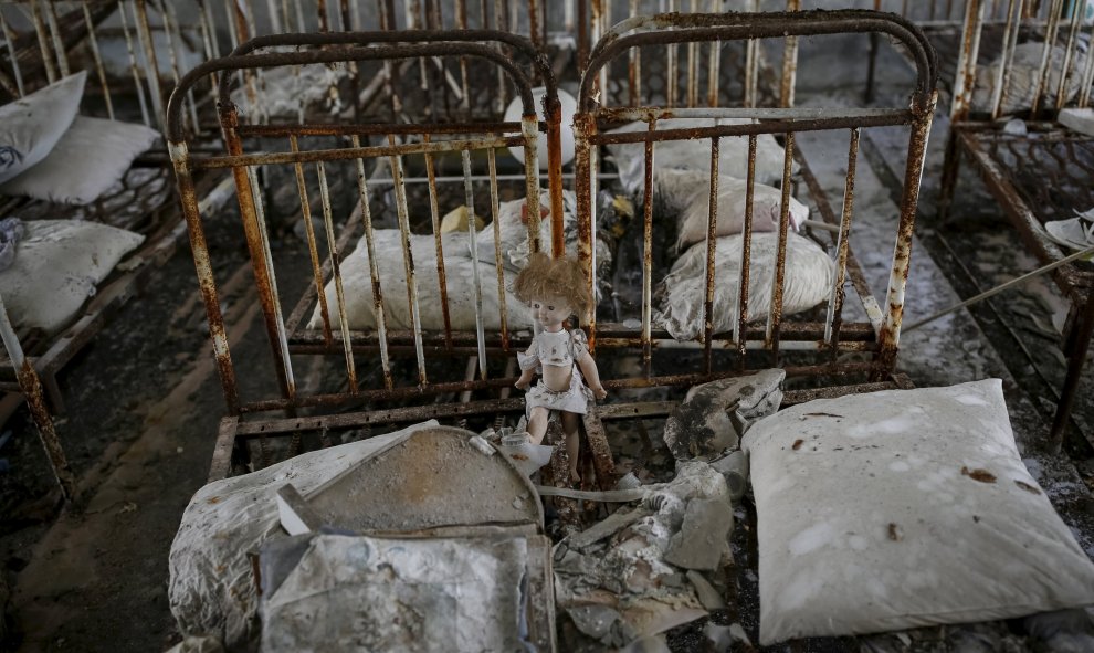 Una muñeca abandonada sobre las las camas de un jardín de infancia en Pripyat, Ucrania. REUTERS/Gleb Garanich