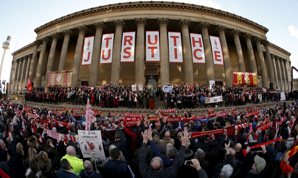 Cientos de personas cantan el famoso 'You'll never work alone' durante una vigilia en memoria de las víctimas del desastre de Hillsborough en el St. Georges Hall, en Liverpool, Inglaterra. REUTERS/Phil Noble