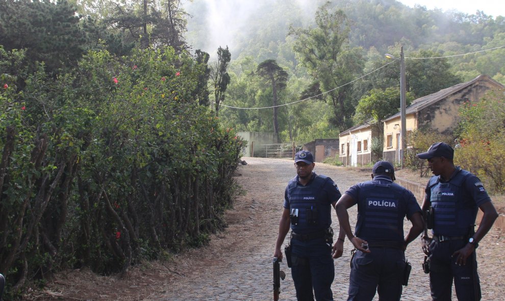 La Policía vigila Monte Tchota, el área donde once hombres fueron asesinados a tiros. Cape Verde. REUTERS/Decio Barros