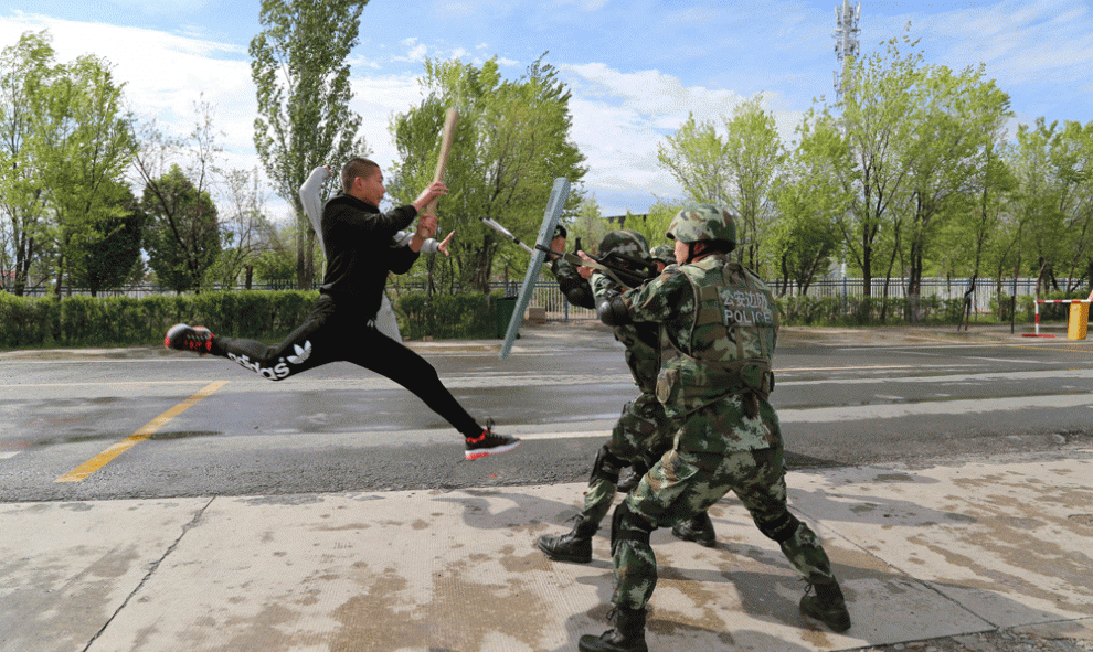 La Policía fronteriza participa en un simulacro antiterrorista cerca de la frontera de Baketuein Tacheng, Región Autónoma de Xinjiang Uighur, China. REUTERS/CHINA DAILY