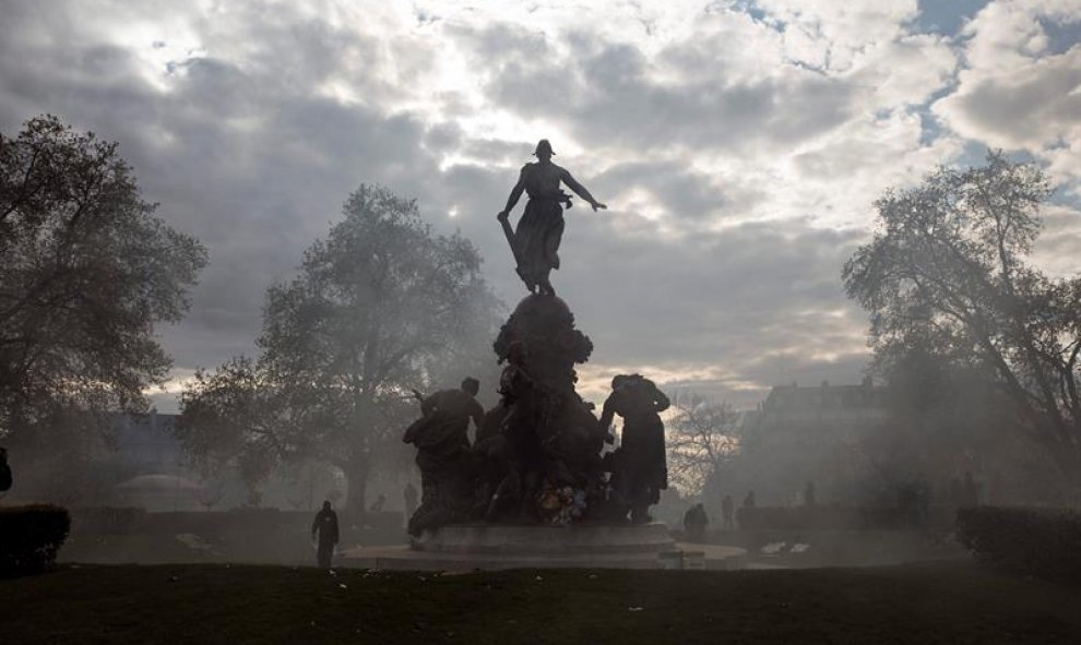 Un grupo de manifestantes se enfrentan a la policía durante una manifestación contra la reforma laboral del Gobierno socialista en la Plaza de la Nación en París. EFE/Etienne Laurent