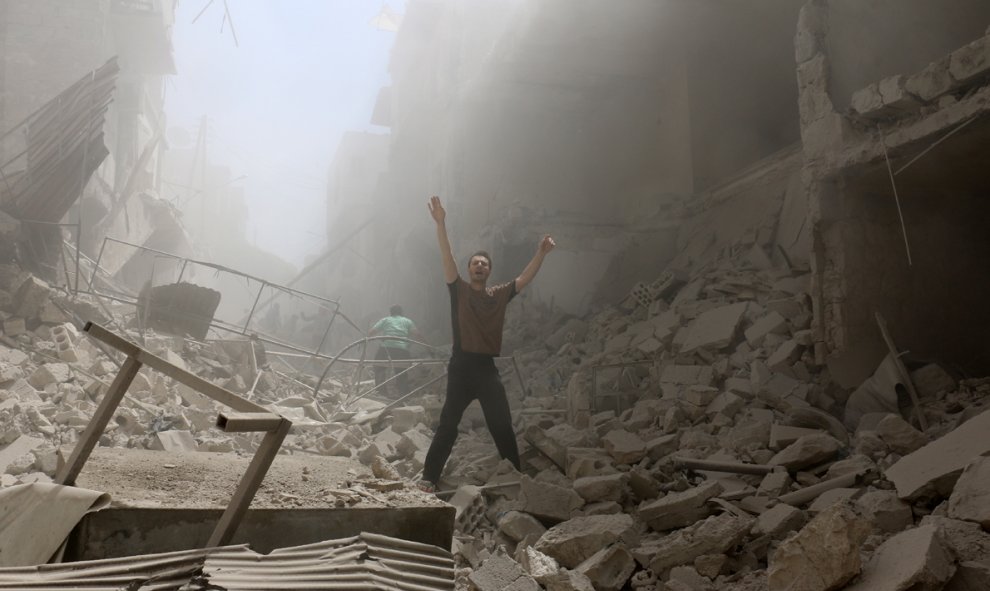 Un hombre se encuentra entre los escombros de edificios destruidos en la zona controlada por los rebeldes de al-Kalasa en la ciudad siria septentrional de Alepo. AMEER ALHALBI / AFP