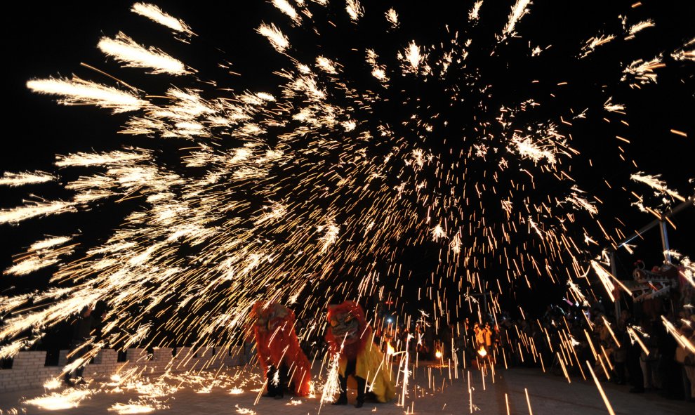 Bailarines realizan una danza durante una actuación en el condado de Pinglu, China. REUTERS