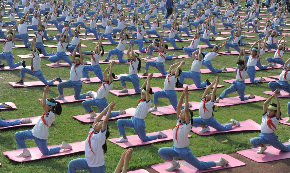 Cientos de estudiantes practican yoga en el campus universitario de Jinan, en la provincia de Shandong, China. REUTERS/Stringer
