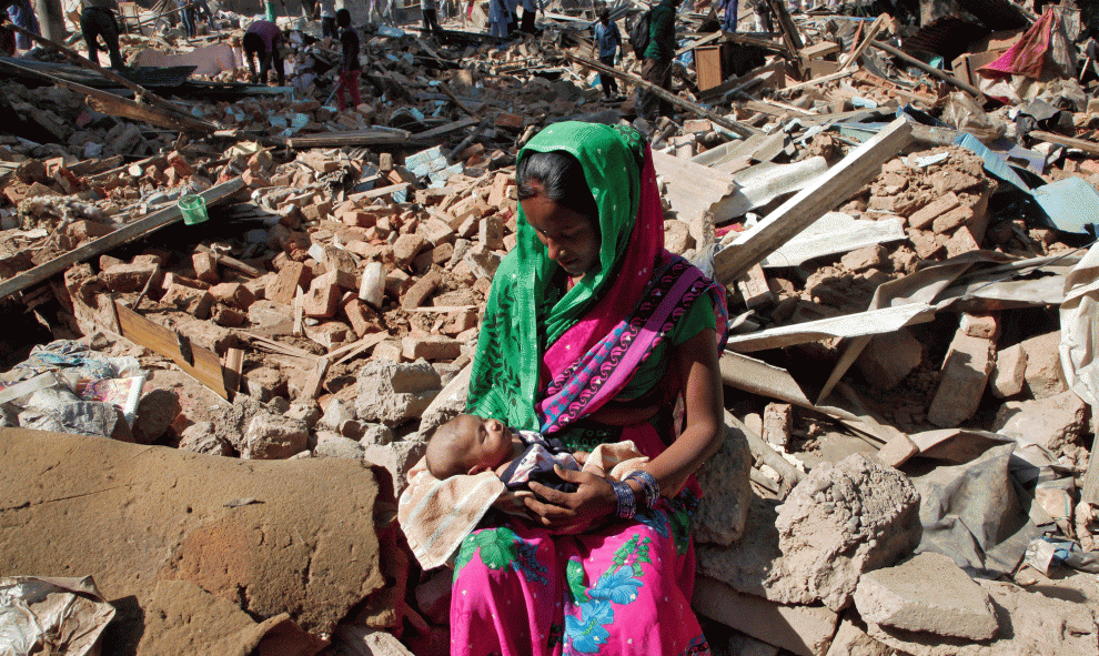 Una mujer amamanta a su hijo después de que su casa fuera destruída por las autoridades locales de Chandigarh, India. REUTERS/Ajay Verma