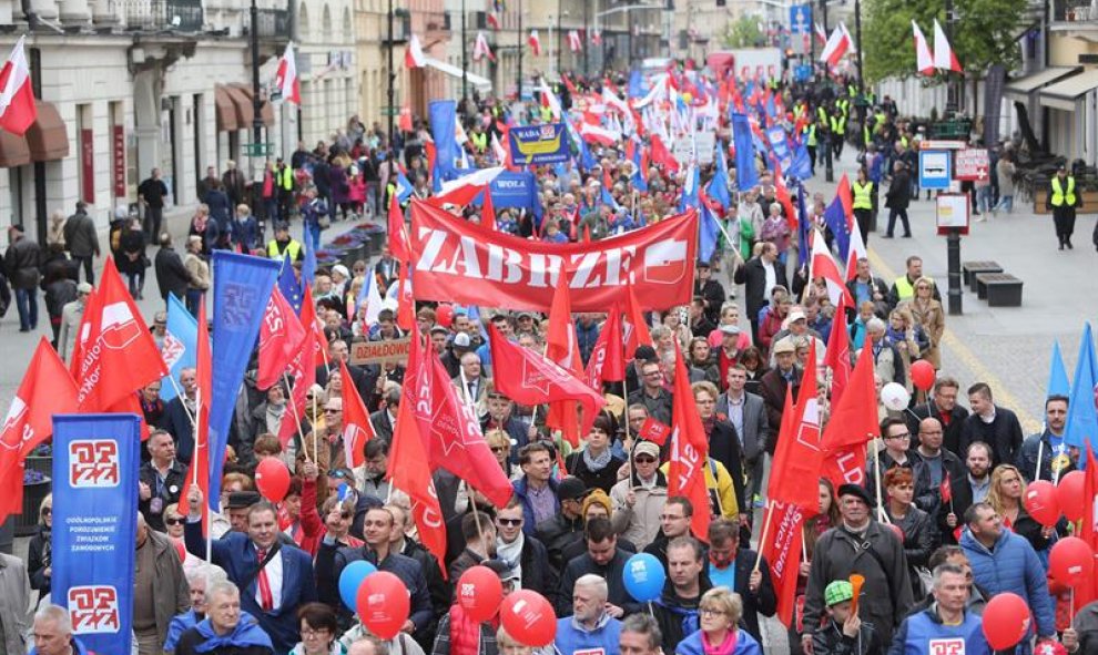 Una calle de Varsovia, Polonia, llena de personas celebrando el Día Internacional de los Trabajadores. EFE/EPA/LESZEK SZYMANSKI