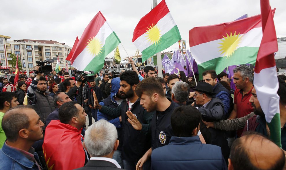 Los manifestantes con banderas del Kurdistán se enfrentan con policías vestidos de paisanos durante la manifestación del Primero de Mayo en Estambul, Turquía. REUTERS / Murad Seze