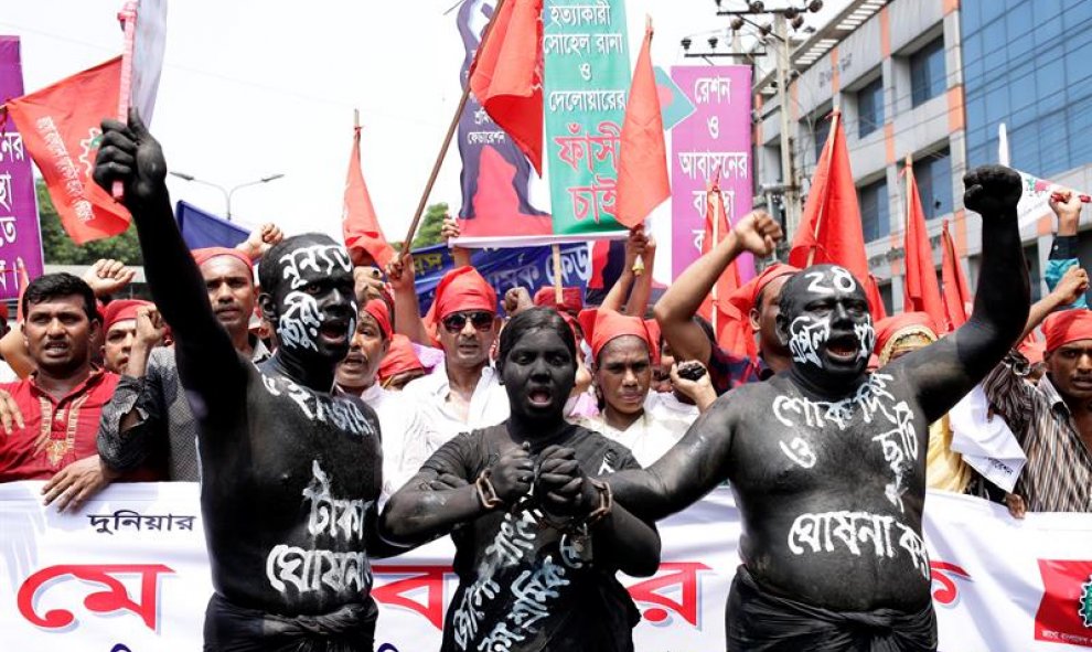 Trabajadores de la confección gritan consignas durante  la marcha por el Día Internacional de los Trabajadores en  Daca , Bangladés EFE / EPA / ABIR ABDULLAH