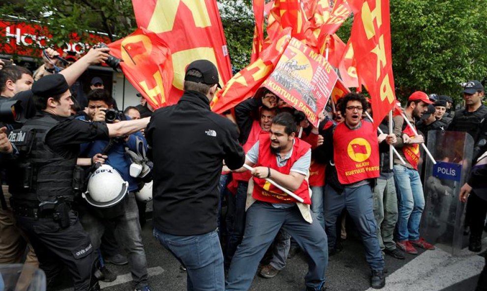 Manifestantes y policías se enfrentan durante la celebración del Día Internacional de los Trabajadores en Estambul, Turquía, donde ha sido declarada como ilegal. EFE/EPA/TOLGA BOZOGLU