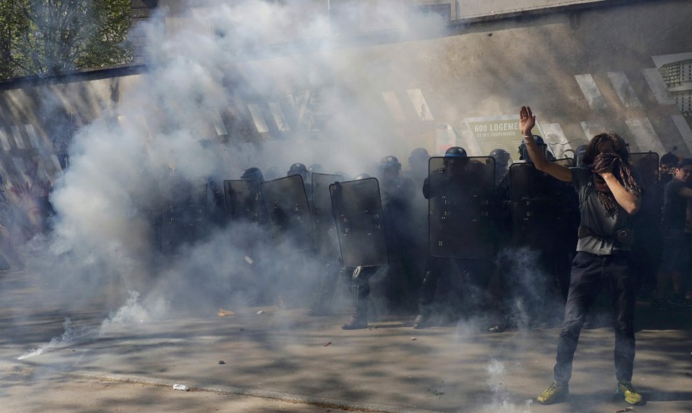 Policías antidisturbios franceses avanzan con escudos para hacer retroceder a los jóvenes que protestan en contra de la propuesta de la legislación laboral francesa durante la marcha del Primero de Mayo.-REUTERS / Philippe Wojazer