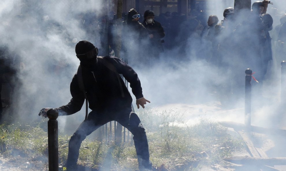 Jóvenes lanzan piedras a la policía durante la manifestación contra de la propuesta de la legislación laboral francesa durante la marcha del Primero de Mayo.-REUTERS / Philippe Wojazer