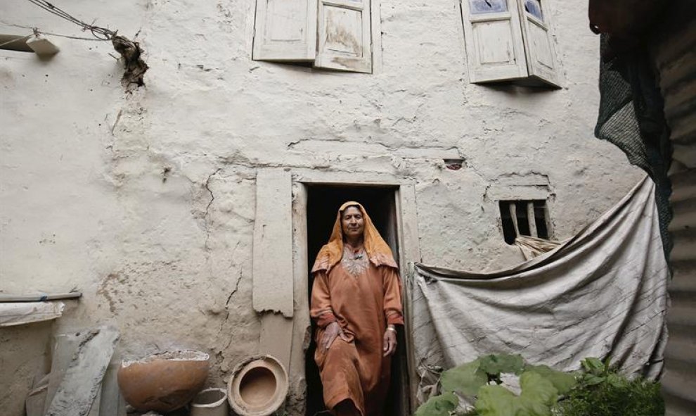 Una mujer posa ante su tienda de cerámica a las afueras de Srinagar, capital de verano de la Cachemira india. EFE/Farooq Khan