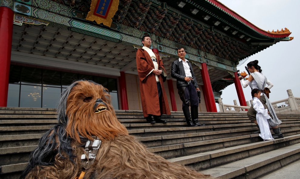 Un fan se viste de Chewbacca para conmemorar el Día de Star Wars. Taipei, Taiwán. REUTERS/Tyrone Siu