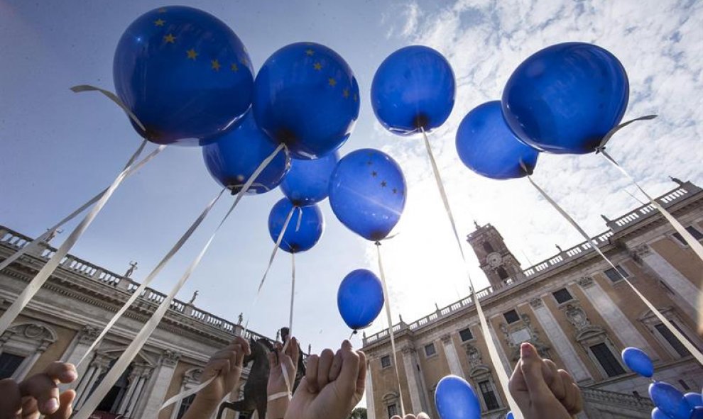 Varias personas participan en una ceremonia por el Día de Europa en Roma, Italia. EFE/Massimo Percossi